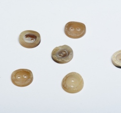 Knoflík malý z buvolího rohu 