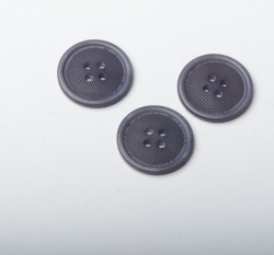 Knoflík kulatý, čtyřdírkový, tmavě šedý uprostřed kostičkový vzor