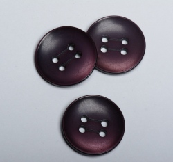 Knoflík kulatý, čtyřdírkový temně fialový