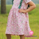 Úplet potisk vlaštovky mezi jarním kvítím na růžové