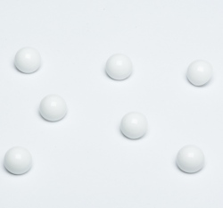 Knoflík oblý, lesklý bílý