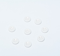 Knoflík, lesklý, kulatý, čtyřdírkový, bílý 11 mm