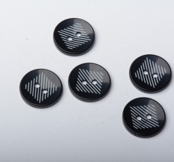 Knoflík kulatý, lesklý, černý s bílými proužky do tvaru čtverce