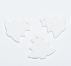 Knoflík bílý vánoční stromeček s vyrytými vločkami, větší