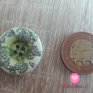 Knoflík bílo - zelený se zelenými květinovými ornamenty