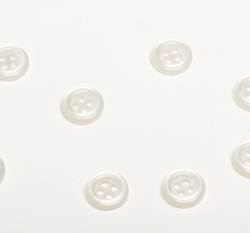 Knoflík malý, čtyřdírkový bílý