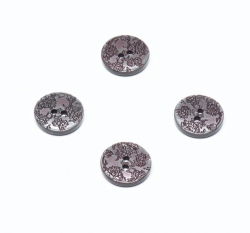 Knoflík s květinovými ornamenty a fialovými odlesky