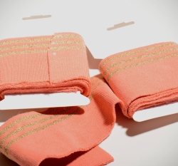 Náplet kusový tři zlaté proužky na lososové 135 cm