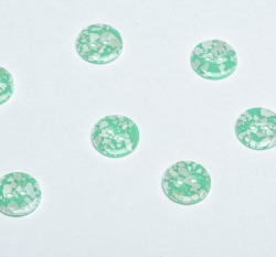 Knoflík kulatý, lesklý zelený s bílými plátky