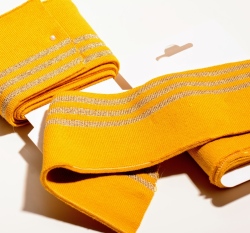 Náplet kusový tři zlaté proužky na hořčicové 135 cm