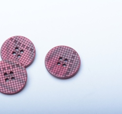 Knoflík kulatý, lesklý, kostičkovaný bordó