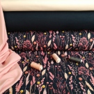 Luční tráva na temně modré