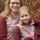 Úplet potisk ptáček na zamrzlém šípkovém keři na starorůžové