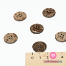 Knoflík kulatý, matný, hnědý žíhaný tmavší