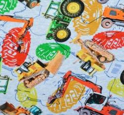 Úplet potisk traktory, bagry mezi barevnými pneumatikami na šedé