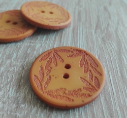 Knoflík s vyrytými lístečky oranžový