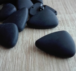 Oliva ve tvaru trojúhelníku, matná, černá menší