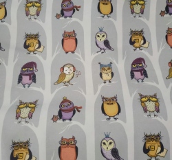 Teplákovina potisk sovy na větvích stromů na šedé