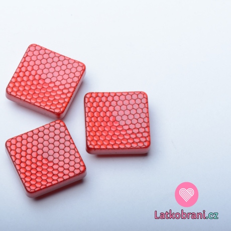Knoflík čtvercový, lesklý, "včelí plástev" červený