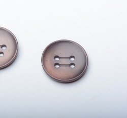 Knoflík kulatý, čtyřdírkový světle hnědý