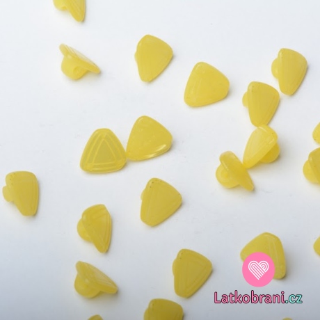 Knoflík ve tvaru trojúhelníku, po stranách rýhovaný žlutý