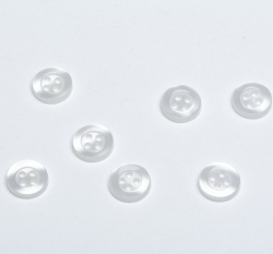 Knoflík malý, čtyřdírkový bílý s plochým okrajem