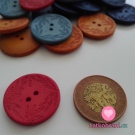 Knoflík s vyrytými lístečky oranžový