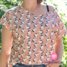 Úplet potisk šťastní koníci mezi nepravidelnými puntíky na růžové