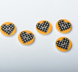 Knoflík kulatý, dětský, žlutý s puntíkatým srdíčkem