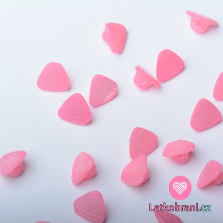 Knoflík ve tvaru trojúhelníku, po stranách rýhovaný růžový