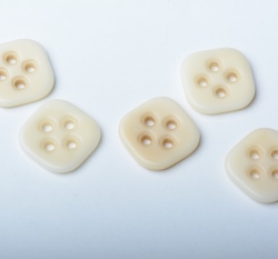 Knoflík čtrercový, čtyřdírkový, béžový