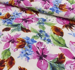 Viskóza potisk barevné květy mezi lístečky na bílé