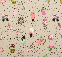 Úplet potisk neonoví jednorožci mezi zmrzlinami na šedé