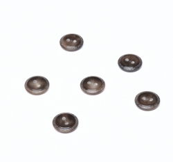 Knoflík kulatý, lesklý, hnědý se zdobeným okrajem - malý