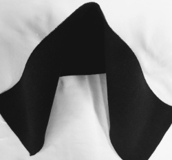 Límeček jednobarevný černý