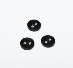 Knoflík kulatý, lesklý, černý s dvěma kamínky