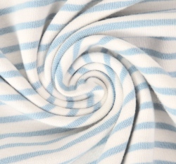Úplet bílé a světle modré proužky