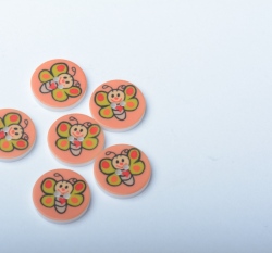 Knoflík kulatý, dětský s motýlkem na oranžové