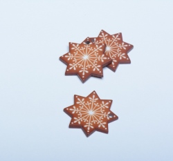 Knoflík zdobený perníček - hvězdička hnědá