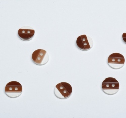 Knoflík kulatý, lesklý třívrstvý hnědo-bílý