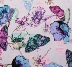 Úplet potisk motýl mezi květy na fialkové