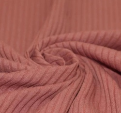 Žebrovaný jednobarevný úplet se širokými pruhy starorůžový tmavší