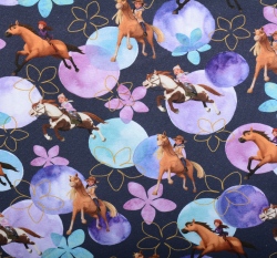 Úplet potisk dívky na koni mezi lila květy na modrošedé