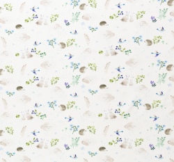 Úplet potisk lesní zvířátka mezi modrým kvítím na bílé