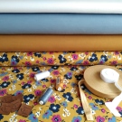 Barevné květy na okrové