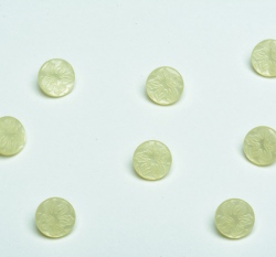 Knoflík kulatý, lesklý s vyrytým ornamentem kytičky žlutý