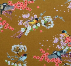 Teplákovina počesaná ptáčci mezi barevnými květy na tmavší okrové