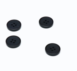 Knoflík kulatý, čtyřdírkový černý