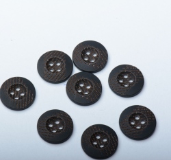 Knoflík kulatý, čtyřdírkový černý s tečkami v pruhu uprostřed - střední