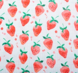 Bambusový mušelín plenkový sladké jahůdky na zaprášené bílé